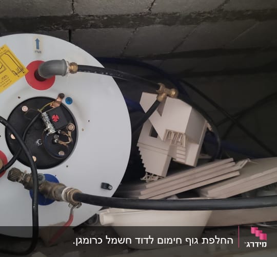 דוד שמש עם חיבורים וצינורות במתקן